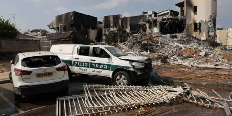 תחנת המשטרה בשדרות לאחר הקרב עם המחבלים ב־ 7.10. צילום: איי.אף.פי תחנת המשטרה בשדרות לאחר הקרב עם המחבלים ב־ 7.10. צילום: איי.אף.פי