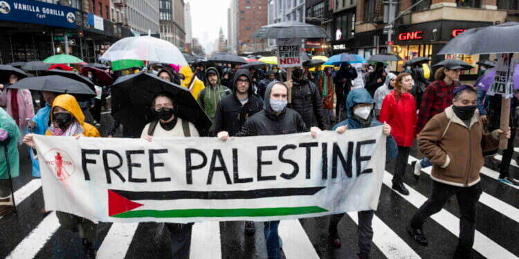 תומכי חמאס מפגינים בעד הפסקת אש מיידית בעזה. צילום: EPA תומכי חמאס מפגינים בעד הפסקת אש מיידית בעזה