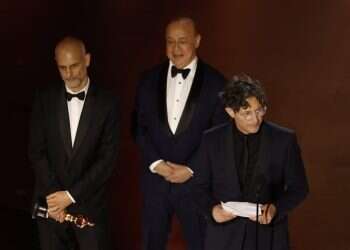 ג'ונתן גלייזר (מימין) נושא נאום נגד ישראל אחרי זכייה בסרט הבינלאומי הטוב ביותר