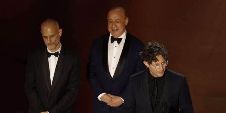 ג'ונתן גלייזר (מימין) נושא נאום נגד ישראל אחרי זכייה בסרט הבינלאומי הטוב ביותר