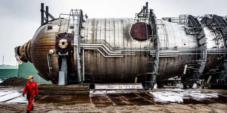 מפעל כימיקלים, אילוסטרציה. צילום: EPA/JEFFREY GROENEWEG חשש ביפן: חתול שנפל למיכל כימיקלים מסוכנים – ברח ונעלם