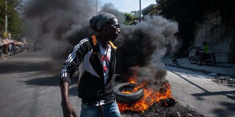 מפגינים נגד הממשלה בהאיטי. צילום: EPA מפגינים נגד הממשלה בהאיטי