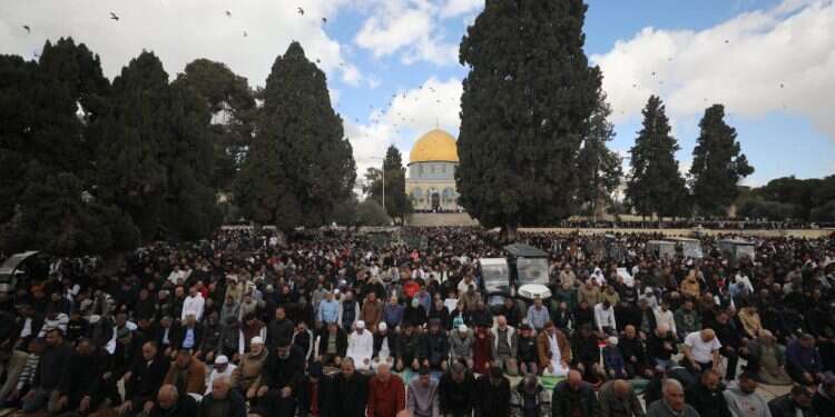 תפילת יום שישי במהלך חודש רמדאן בהר הבית. צילום: EPA חיסול מחבלים ובכירים: יממה שנייה למבצע צה"ל בבית החולים שיפא