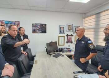 פינסקי (באמצע משמאל) בתחנת משטרה בבאר־שבע, 2023. צילום: ארגון "חברים"