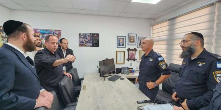 פינסקי (באמצע משמאל) בתחנת משטרה בבאר־שבע, 2023. צילום: ארגון "חברים"