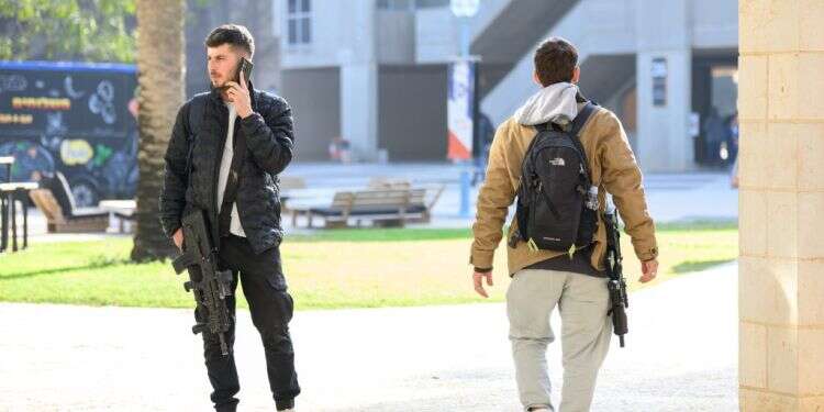 סטודנטים בקמפוס. צילום: דני מכליס, אוניברסיטת בן גוריון סטודנטים מילואימניקים באוניברסיטת בן גוריון. צילום: דני מכליס, אוניברסיטת בן גוריון