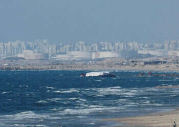 הספינה הספרדית בחוף עזה. צילום: רויטרס