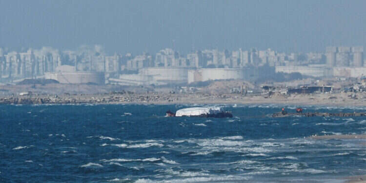 הספינה הספרדית בחוף עזה. צילום: רויטרס הספינה הספרדית בחוף עזה. צילום: רויטרס