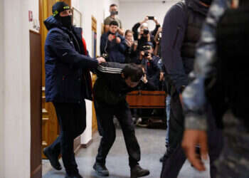 אחד המחבלים שהשתתפו בפיגוע בערב שבת שעבר מובא לבית המשפט, השבוע. צילום: רויטרס