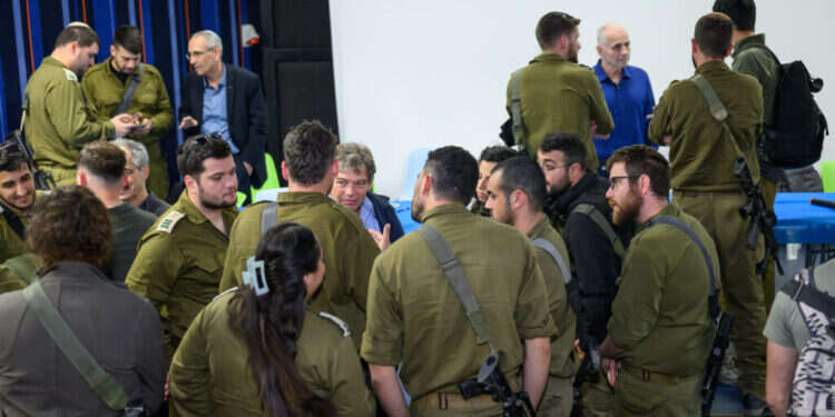 סטודנטים מילואימניקים באוניברסיטת בן גוריון. למצולמים אין קשר לכתבה. צילום: דני מכליס, אוניברסיטת בן גוריון סטודנטים חזרו ממילואים ונדרשו לשלם גם על הקורסים מהם קיבלו פטור