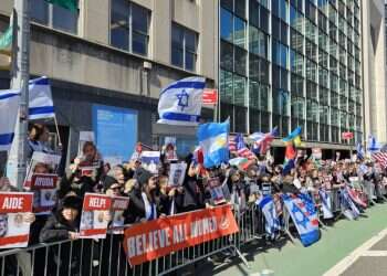 "שלא ישכחו מאחור": משפחות החטופים הפגינו מול מטה האו"ם בניו יורק