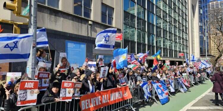 הפגנה למען החטופים בבניין האו "שלא ישכחו מאחור": משפחות החטופים הפגינו מול מטה האו"ם בניו יורק