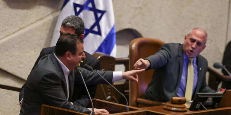 איימן עודה האשים את צה"ל בטבח – וסולק ממליאת הכנסת