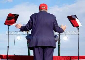 דונלד טראמפ נואם באוהיו, מצולם מהגב