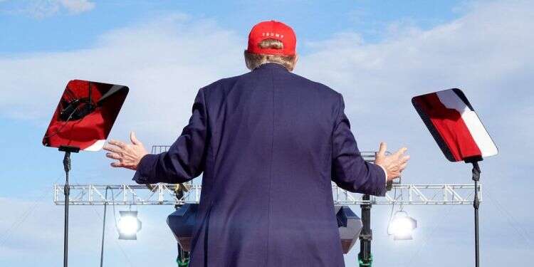 דונלד טראמפ נואם באוהיו. צילום: AFP דונלד טראמפ נואם באוהיו, מצולם מהגב