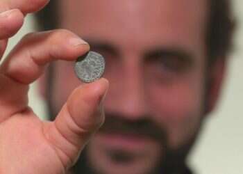 מטבע אלעזר הכהן. צילום: אמיל אלג'ם, רשות העתיקות מיהו "אלעזר הכהן": במדבר יהודה התגלה מטבע נדיר