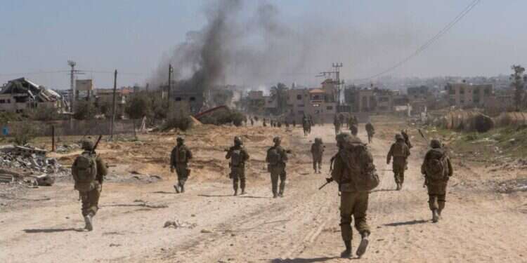 הלחץ הצבאי גרם לחמאס לרכך את דרישותיו. כוחות צה הלחץ הצבאי גרם לחמאס לרכך את דרישותיו. כוחות צה"ל ברצועת עזה. צילום: דובר צה"ל