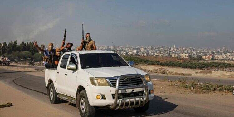 מחבלי חמאס ב־ 7 באוקטובר. צילום: AFP הסרת המצור היא פרס עצום לטרור. מחבלי חמאס ב־ 7 באוקטובר. צילום: AFP