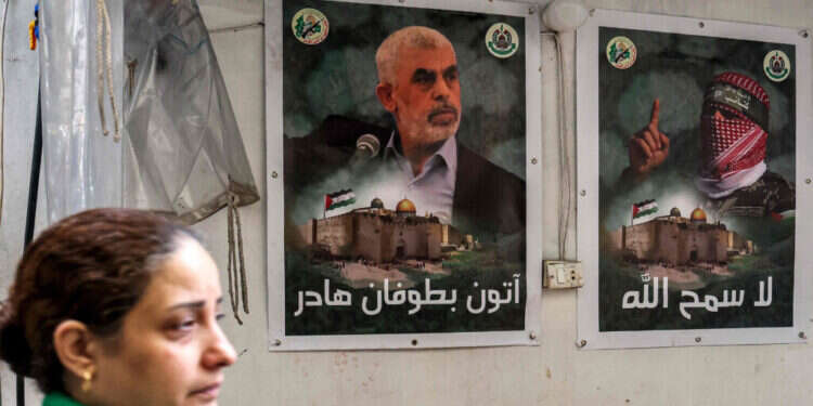 כרזות של סנוואר ואל עוביידה תלויות על קיר במחנה פליטים הפלסטיני בלבנון.צילום: AFP כשישראל התלבטה על עסקה – סינוואר החזיר את המחבלים לבתי החולים