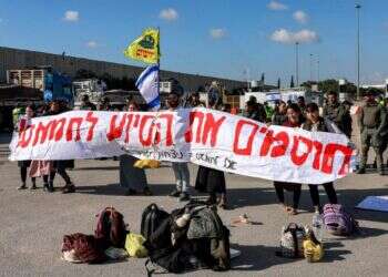 פעילים למען חסימת מעבר הסיוע הומניטרי בכרם שלום. צילום: AFP תלונה לפרקליטות הצבאית: כוח שהגיע לכרם שלום תקף מפגינים באלימות