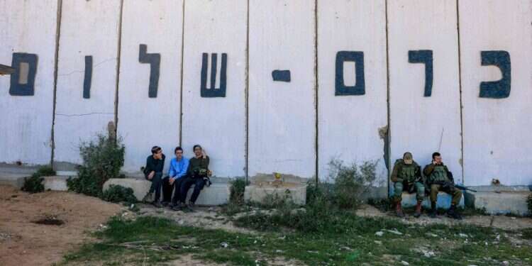 כרם שלום. צילום: AFP תלונה לפרקליטות הצבאית: כוח שהגיע לכרם שלום תקף מפגינים באלימות