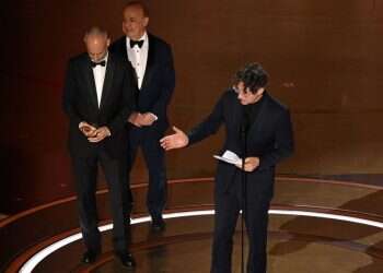 הבמאי ג'ונתן גלייזר (מימין) בקבלת פרס האוסקר לסרטו "אזור העניין", השבוע בקליפורניה. צילום: איי־אף־פי