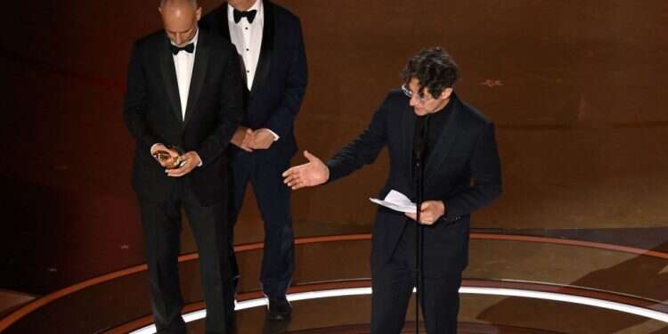 הבמאי ג'ונתן גלייזר (מימין) בקבלת פרס האוסקר לסרטו הבמאי ג'ונתן גלייזר (מימין) בקבלת פרס האוסקר לסרטו "אזור העניין", השבוע בקליפורניה. צילום: איי־אף־פי