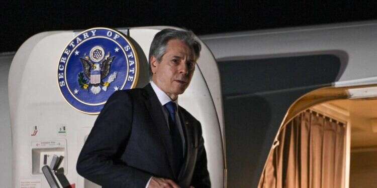 מזכיר המדינה האמריקני אנתוני בלינקן נוחת בג'מייקה. צילום: AFP מזכיר המדינה האמריקני אנתוני בלינקן נוחת בג'מייקה