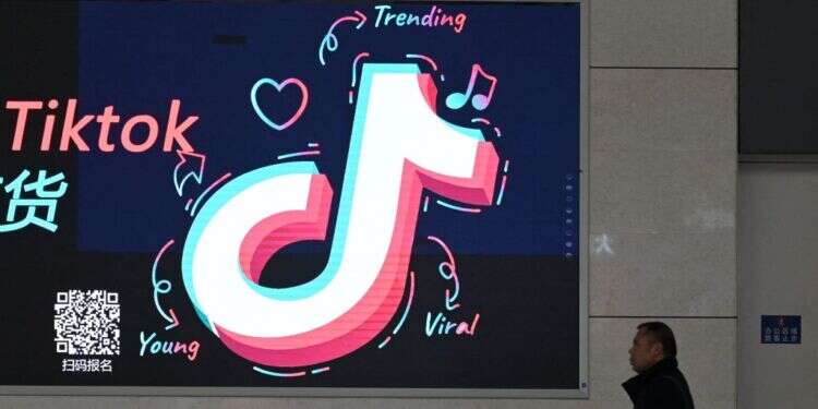 פרסומת לטיקטוק בסין. צילום: AFP פרסומת לטיקטוק בסין