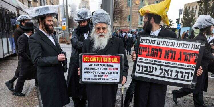 הפגנות חרדים נגד גיוס לצה חיסול מחבלים ובכירים: יממה שנייה למבצע צה"ל בבית החולים שיפא