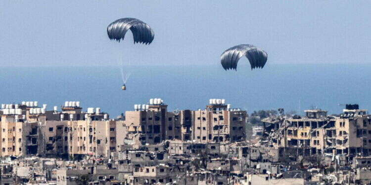 הצנחת משלוחי מזון וסיוע בשמי רצועת עזה. צילום:JACK GUEZ / AFP ארה"ב דוחה את בקשת חמאס לעצור את הצנחות הסיוע לעזה