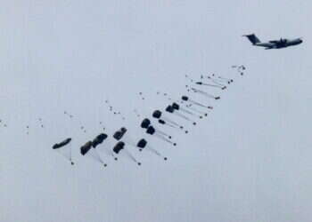 הצנחת סיוע הומניטרי מעל עזה, שלשום. צילום: איי.אף.פי