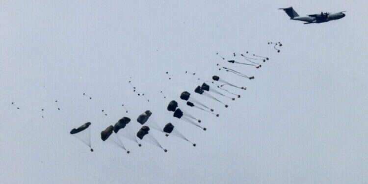 הצנחת סיוע הומניטרי מעל עזה, שלשום. צילום: איי.אף.פי