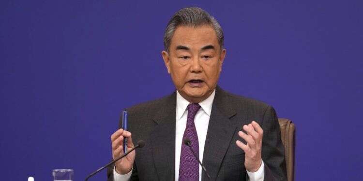 שר החוץ הסיני, וואנג יי, היום. צילום: Ng Han Guan, AP סין קוראת להפיכת פלסטין לחברה באו"ם