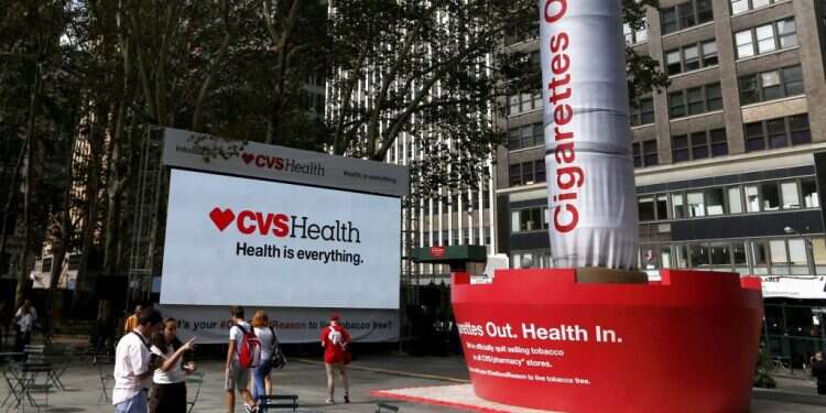החלטה ערכית שהשתלמה בטווח הארוך. מיצג של חברת CVS בניו־יורק בהכרזה על הפסקת מכירת סיגריות, 2014 צילום: איי.פי החלטה ערכית שהשתלמה בטווח הארוך. מיצג של חברת CVS בניו־יורק בהכרזה על הפסקת מכירת סיגריות, 2014 צילום: איי.פי