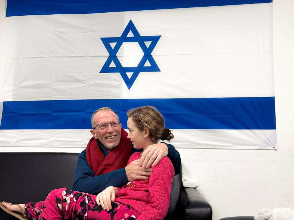 "היא מתה. ואחרי כמה ימים נאמר לו שהיא חטופה, ואז היא גם חזרה מעזה". אמילי ותומאס הנד. צילום: דו"צ