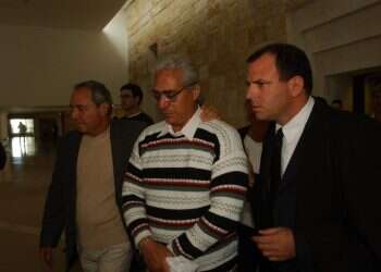 עדויות שקר של שוטרים הביאו להרשעת שווא. עמוס ברנס בבית. צילום: פלאש 90 המשפט העליון בירושלים, 2002