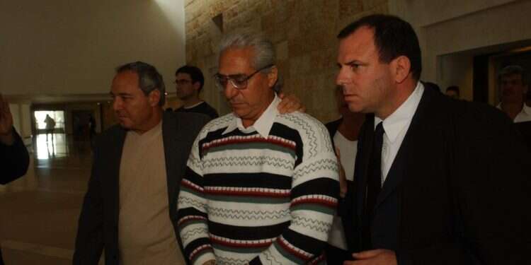 עדויות שקר של שוטרים הביאו להרשעת שווא. עמוס ברנס בבית. צילום: פלאש 90 המשפט העליון בירושלים, 2002