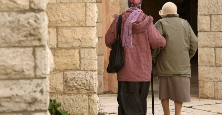 אילוסטרציה. צילום: פלאש 90 נציב שירות המדינה: עובדים שמטפלים בקרובי משפחה יזכו לתמיכה ולזכויות מורחבות