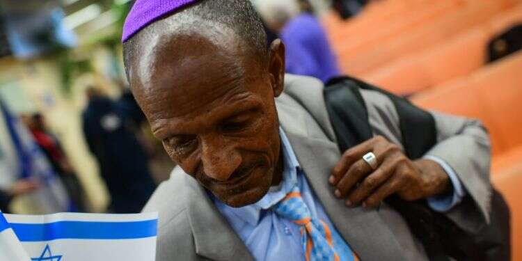 עולה מאתיופיה נוחת בישראל. צילום: תומר נויברג, פלאש 90 בגלל מחסור בתקציב: כ-1,200 ממתינים באתיופיה לעלות לישראל