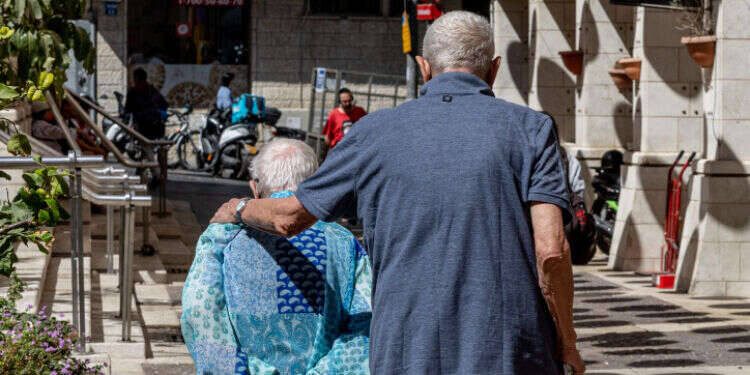 אילוסטרציה. צילום: נתי שוחט, פלאש 90 לראשונה: תכנית תמיכה לסבים וסבתות ששכלו נכדים ב-7 באוקטובר