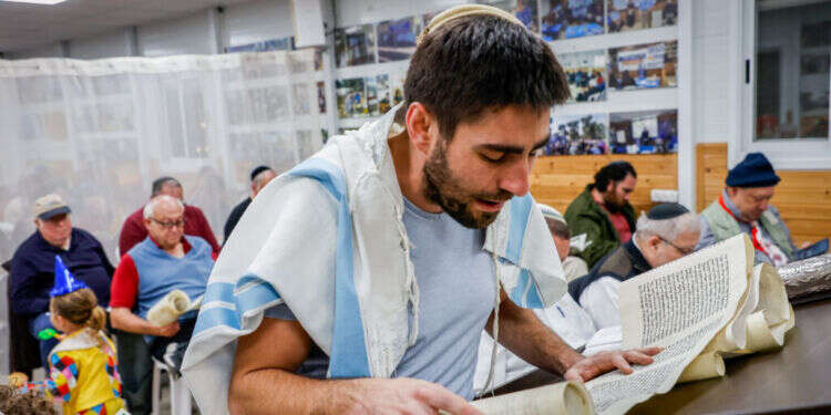 קריאת מגילה בגבעת עוז וגאון בגוש עציון. צילום: גרשון אלינסון - פלאש 90 קריאת מגילה בגבעת עוז וגאון בגוש עציון