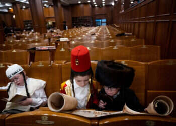 קריאת מגילה בחג פורים. צילום: יונתן זינדל - פלאש 90