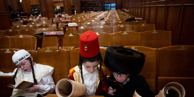 קריאת מגילה בחג פורים. צילום: יונתן זינדל - פלאש 90 קריאת מגילה בחג פורים. צילום: יונתן זינדל - פלאש 90