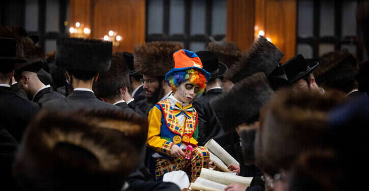 קריאת מגילה בישיבה בירושלים. צילום: יונתן זינדל, פלאש 90  ליצן, פורים