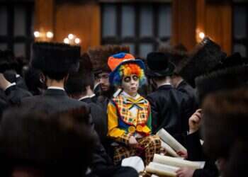 קריאת מגילה בחג פורים. צילום: יונתן זינדל - פלאש 90