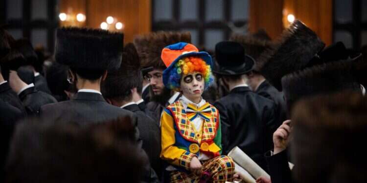 קריאת מגילה בחג פורים. צילום: יונתן זינדל - פלאש 90