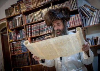 קריאת מגילה בחג פורים. צילום: יונתן זינדל - פלאש 90 קריאת מגילה בחג פורים. צילום: יונתן זינדל - פלאש 90