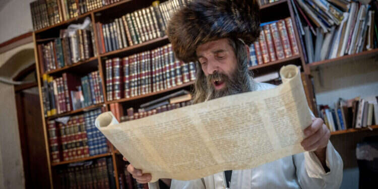 קריאת מגילה בחג פורים. צילום: יונתן זינדל - פלאש 90 קריאת מגילה בחג פורים. צילום: יונתן זינדל - פלאש 90