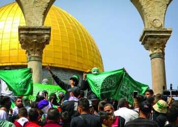 מוסלמים אוחזים בדגלי חמאס בהר הבית בחודש רמדאן אשתקד, אפריל 2023. צילום: ג'מאל עוואד, פלאש 9 מוסלמים אוחזים בדגלי חמאס בהר הבית בחודש רמדאן אשתקד, אפריל 2023.